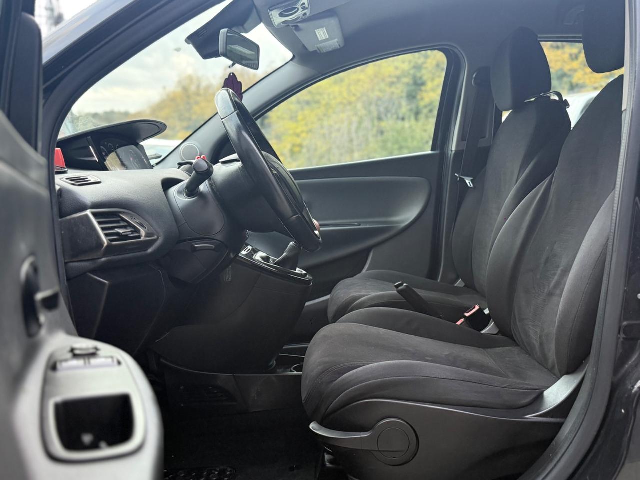 Lancia Ypsilon 1.3 MJT 5 porte ideale per neo