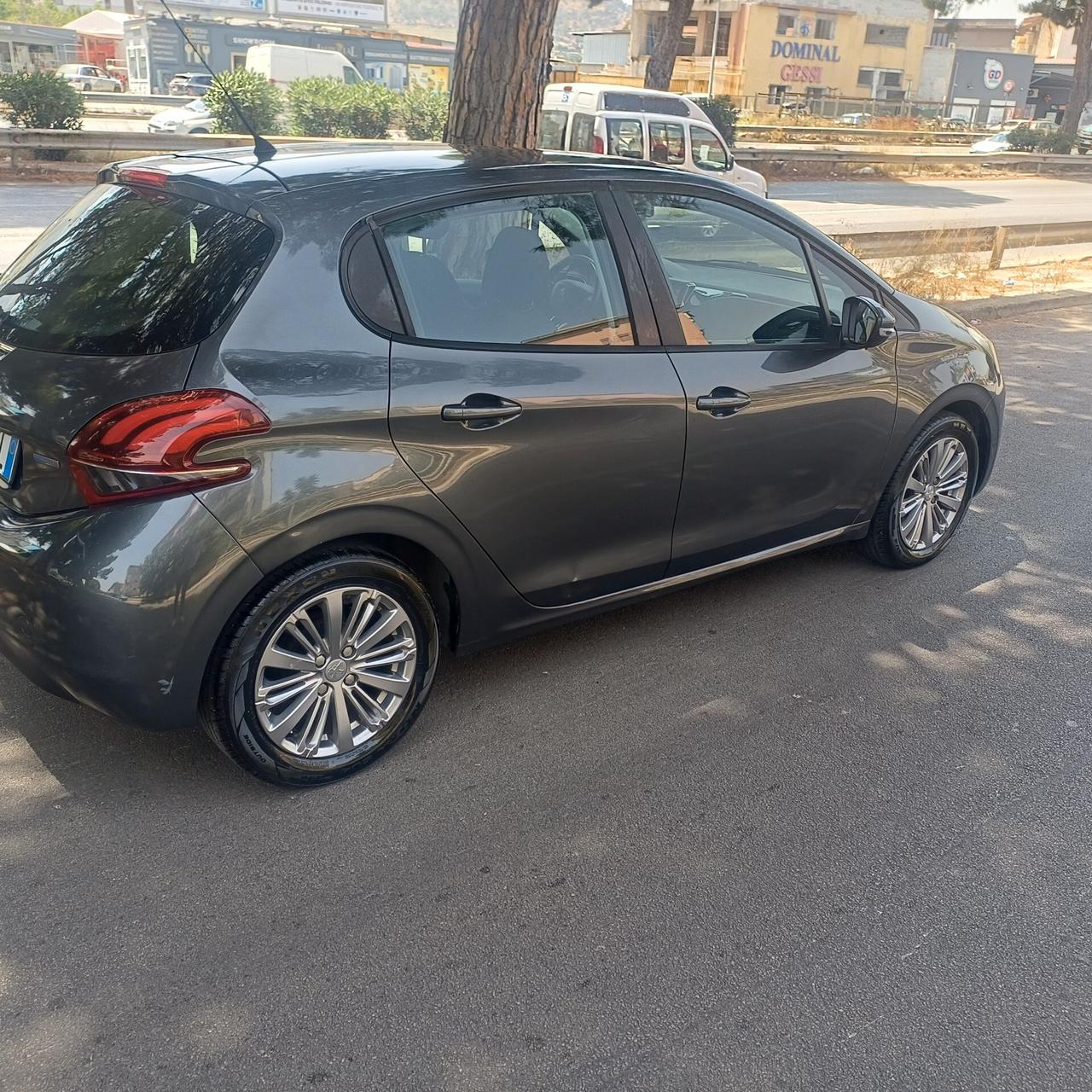 Peugeot 208 PureTech 82 5 porte Allure