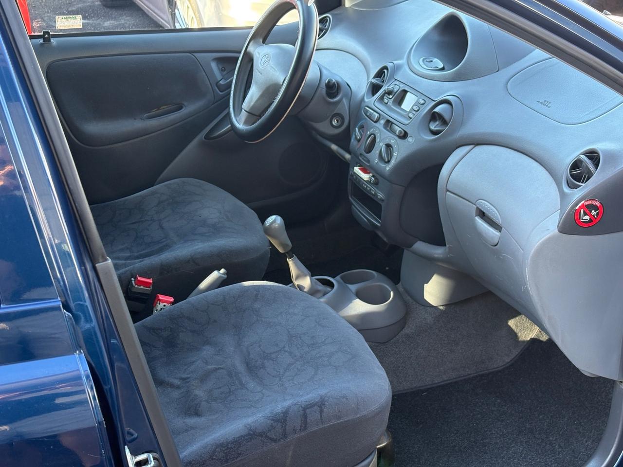 Toyota Yaris 1.0i 16V cat 5 porte Sol