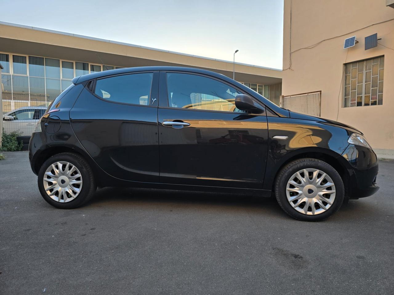 Lancia Ypsilon 1.2 69 CV 5 porte Platinum perfetta possibilita 12 mesi garanzia