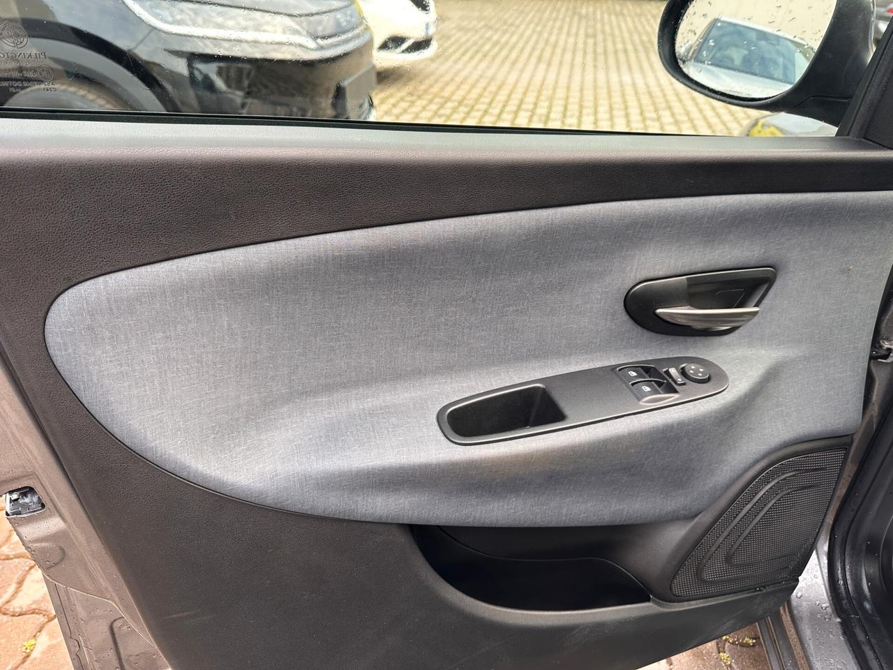 Lancia Ypsilon 1.0 Hybrid Ecochic Gold