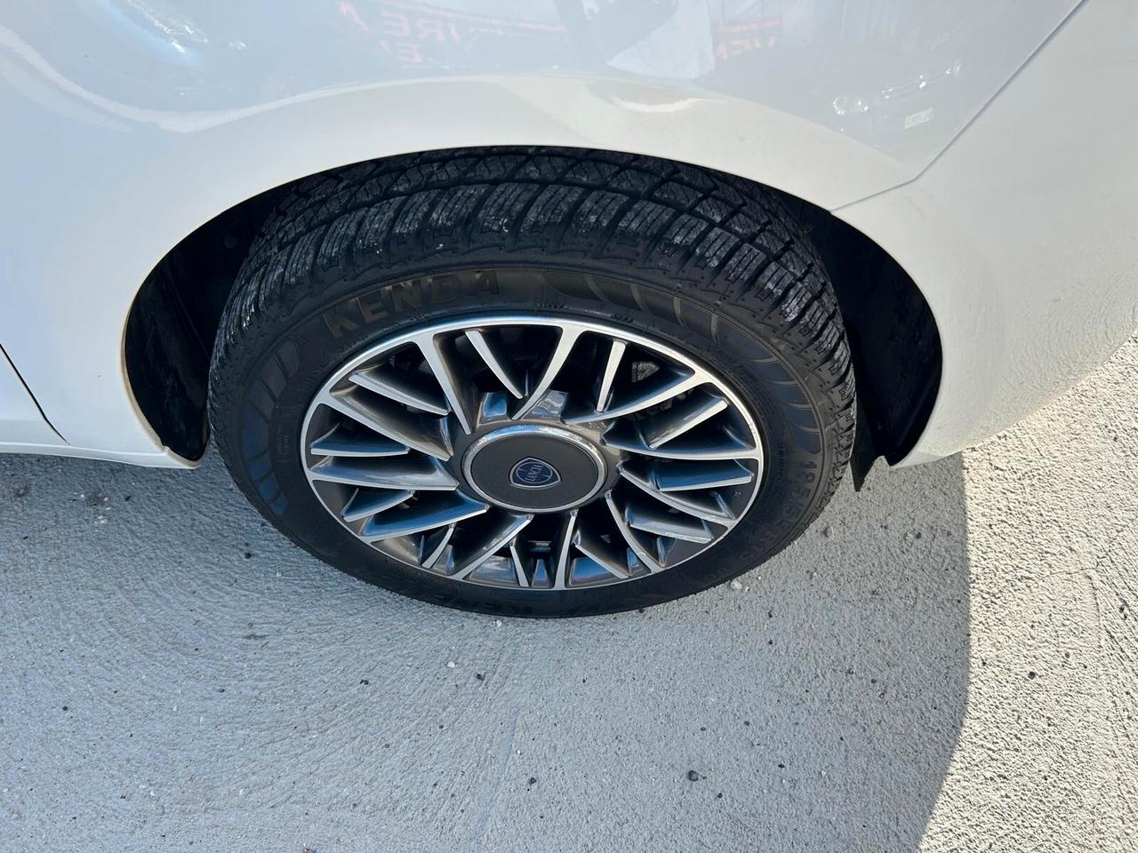 Lancia Ypsilon 1.0 FireFly 5 porte S&S Hybrid Gold