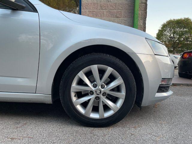 SKODA Octavia SW 1.6 TDI 115CV DSG NAVIGATORE SENSORI PARCHEGGIO