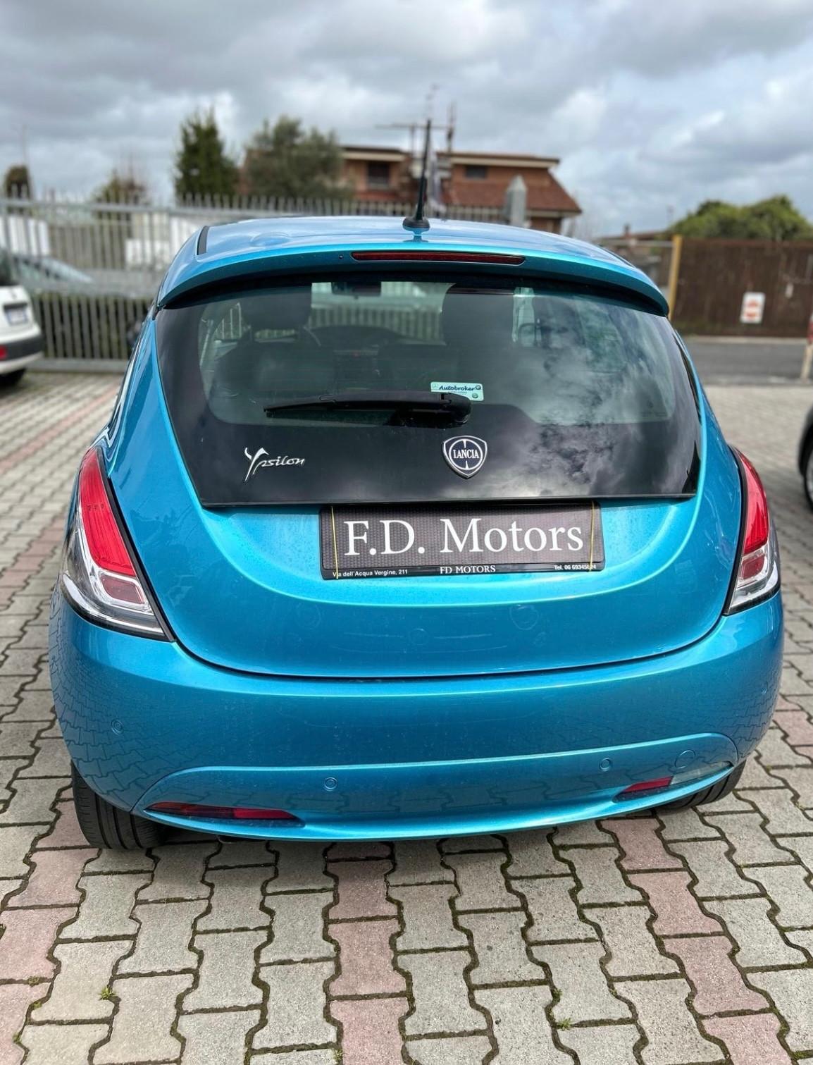 Lancia Ypsilon 1.0 FireFly 5 porte S&S Hybrid Ecochic Silver