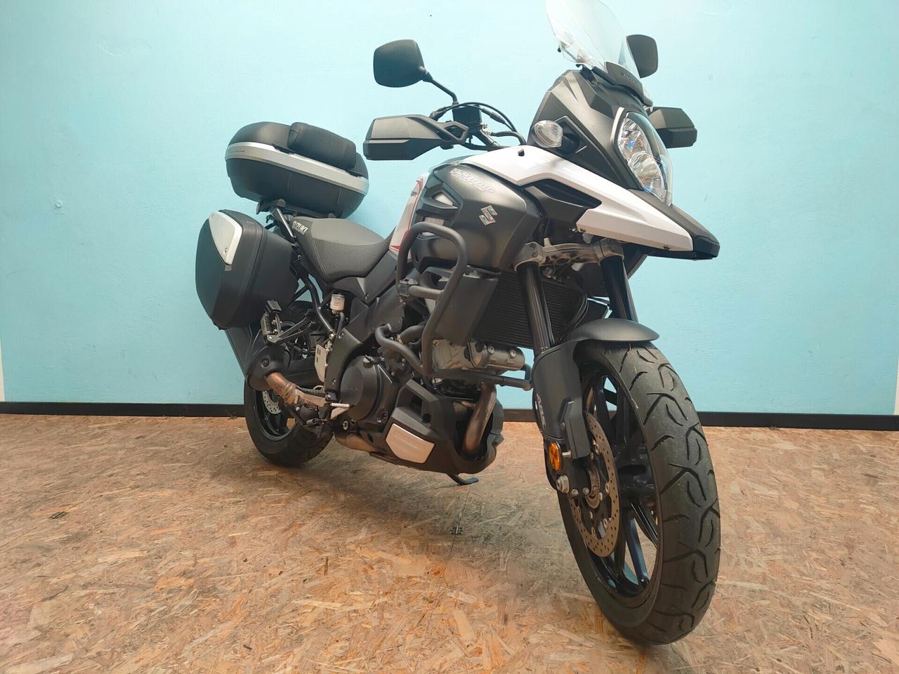 Suzuki V Strom DL 1000 soli 14.318 km.