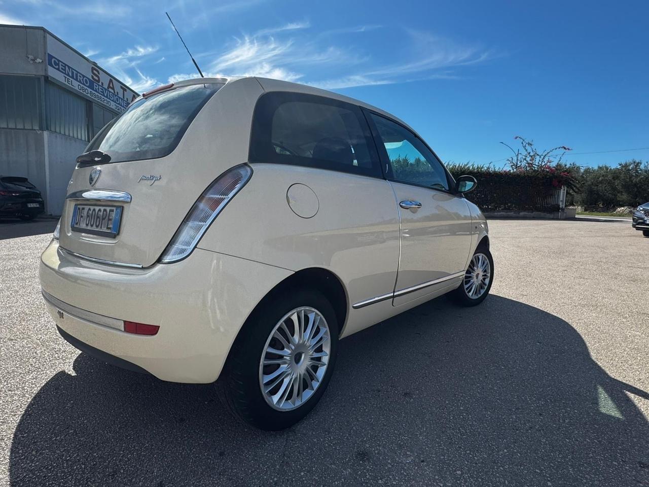 Lancia Ypsilon 1.3 MJT 90 CV Blue&Me