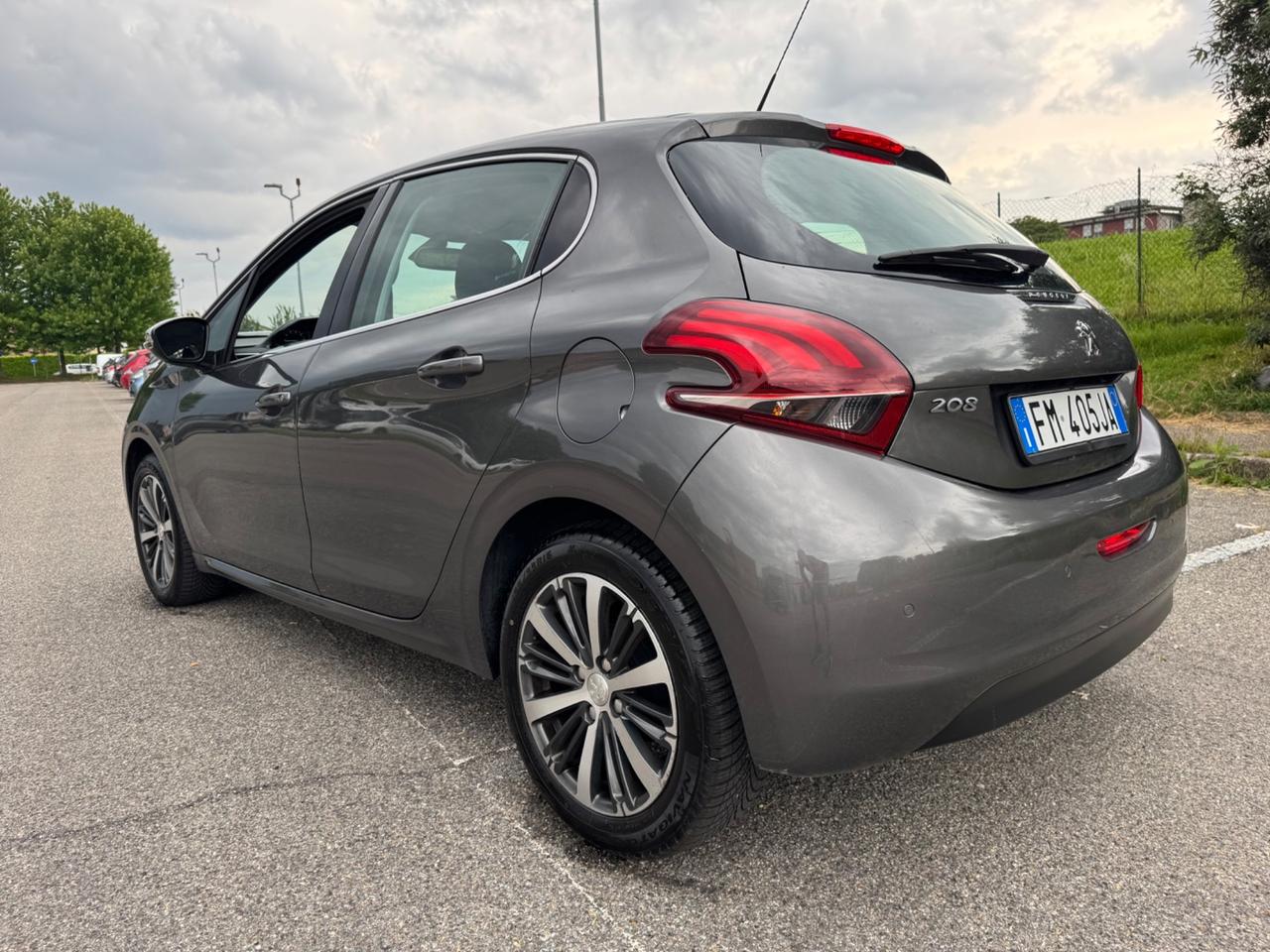 Peugeot 208 tagliandata cinghia nuova Neopatentati