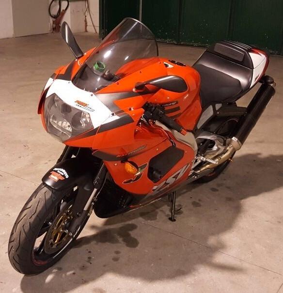 Aprilia RSV 1000 AKRAPOVIC