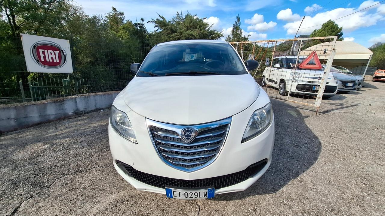 Lancia Ypsilon 0.9 TwinAir 85 CV 5 porte Metano Ecochic Silver