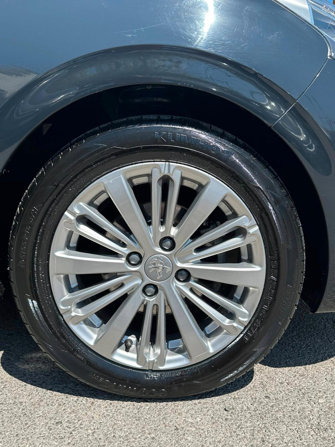 Peugeot 208 PureTech 82 5p. GPL Allure