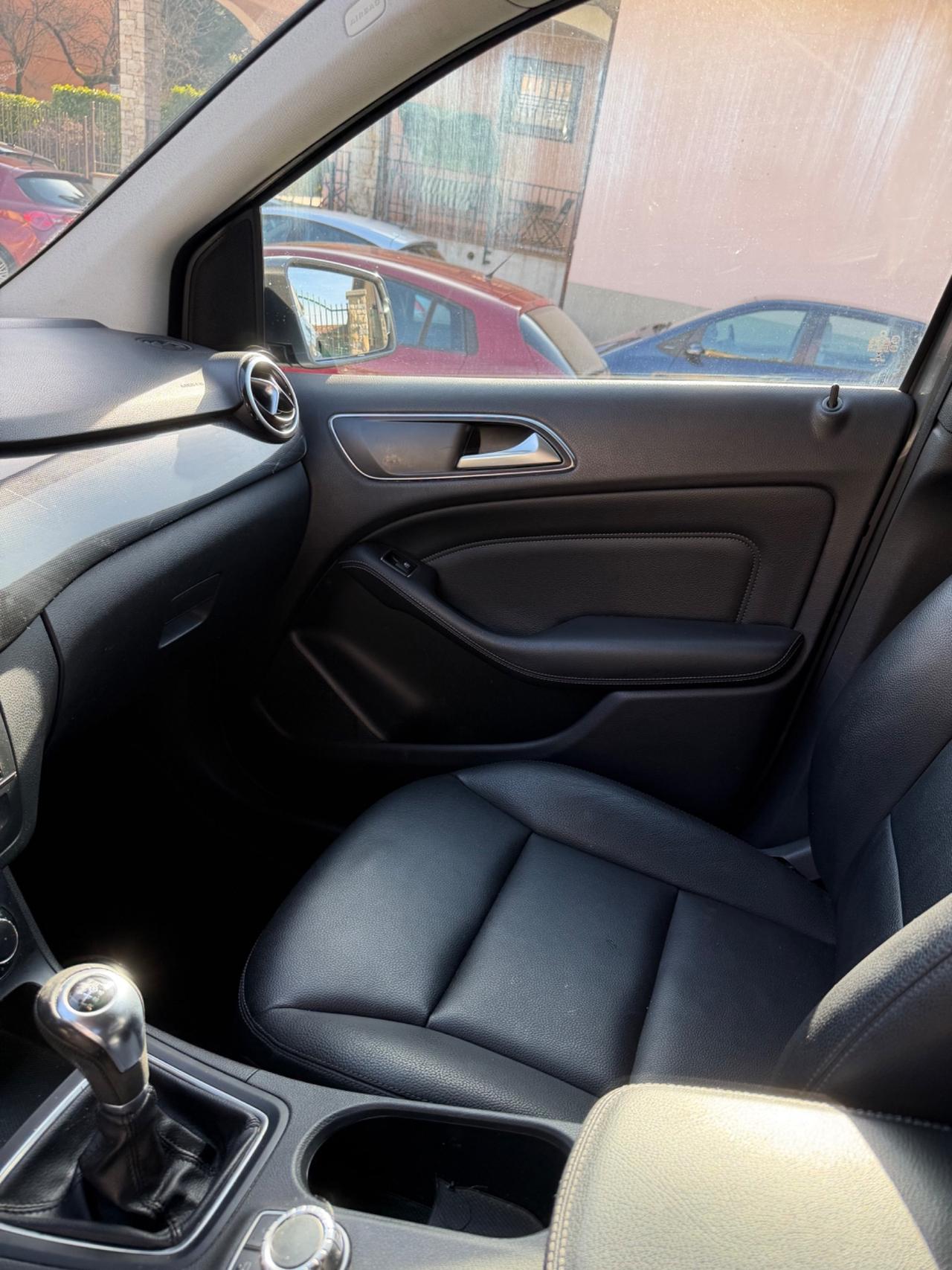 Mercedes-benz B 180 CDI FULLOPT KMCERT RETROCAM