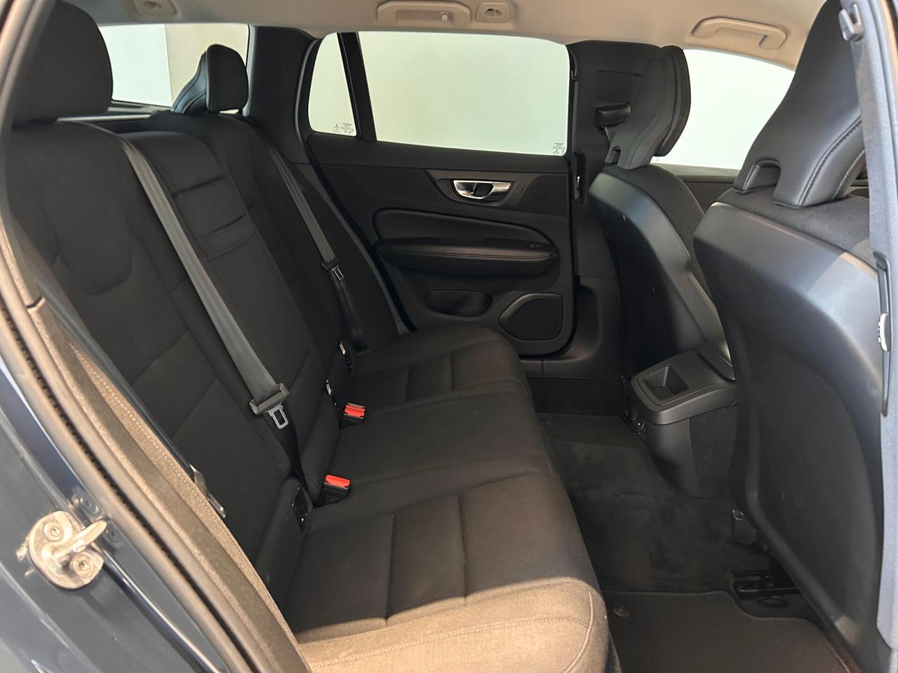 Volvo V60 B4 (d) MOMENTUM BUSINESS PRO CAMBIO AUT. *IVA ESPOSTA*