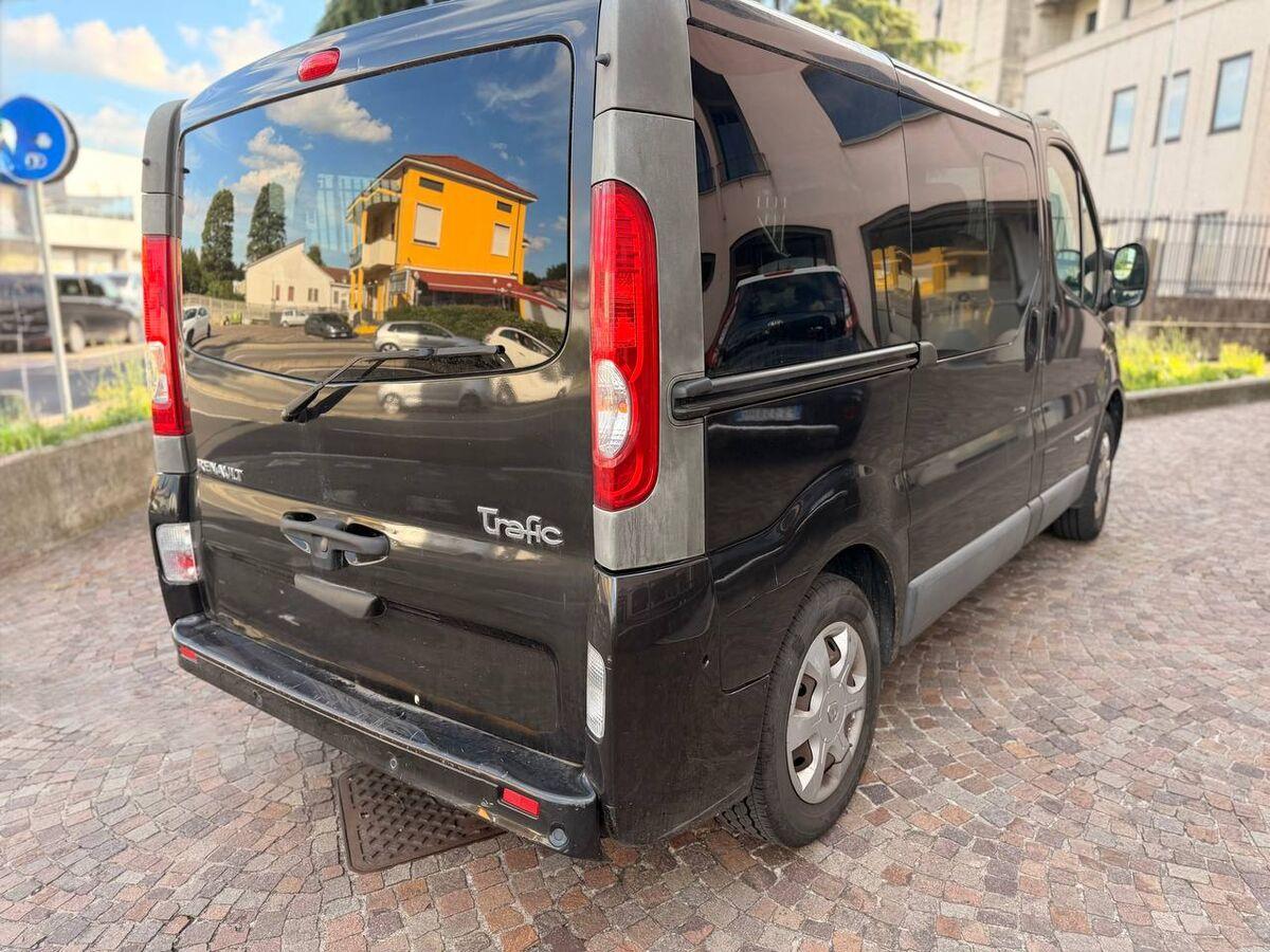 Renault TRAFIC PASSENGER 2.0 D 9 POSTI