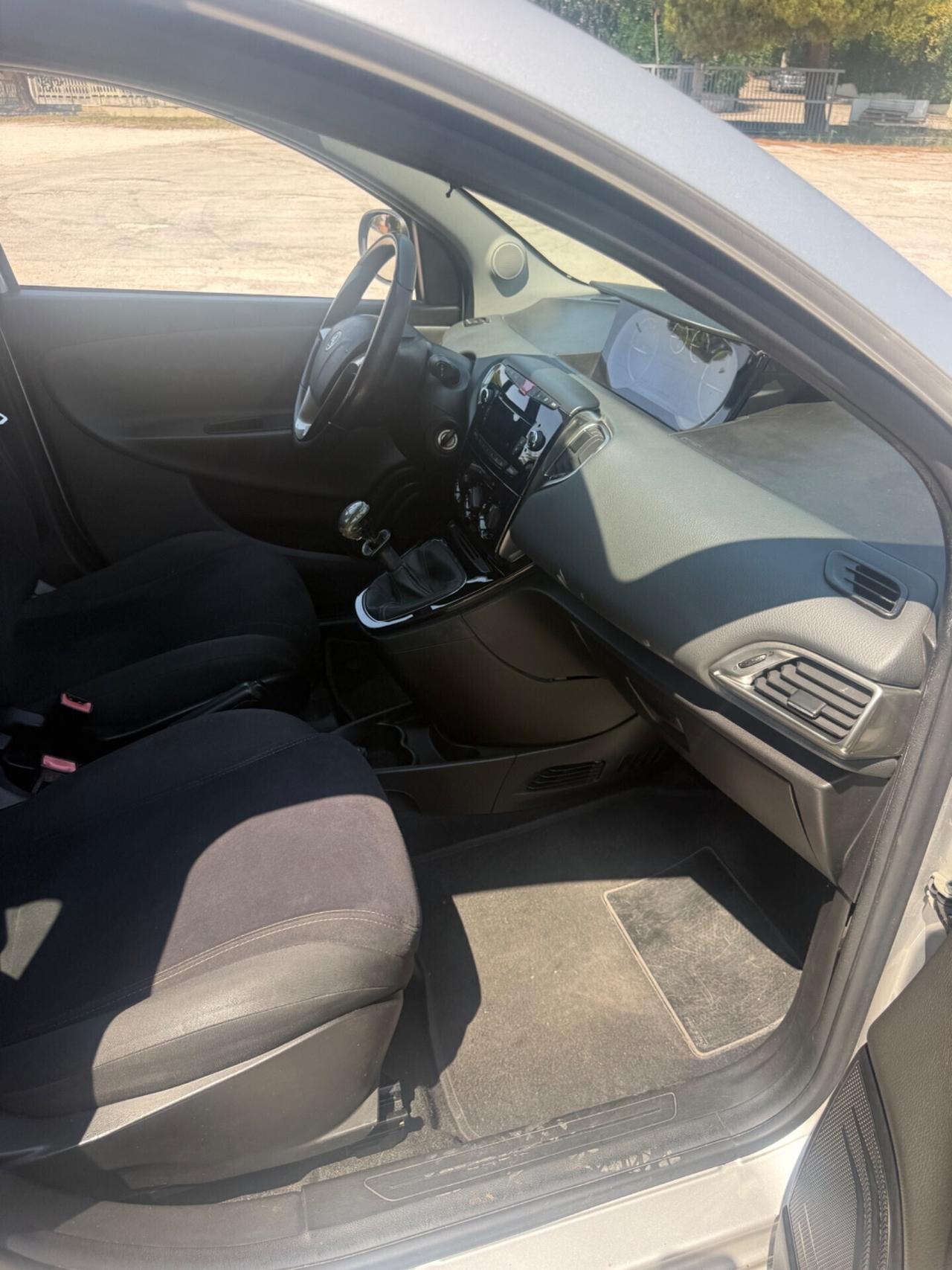 Lancia Ypsilon natural power benzina metano NEOPATENTATI