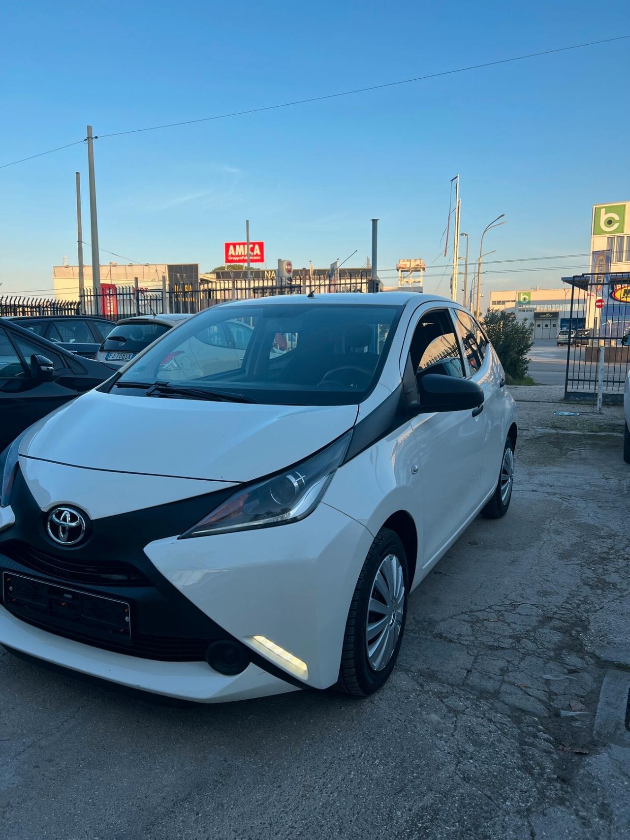 Toyota Aygo 1.0 VVT-i 69 CV 5 porte x-play TSS
