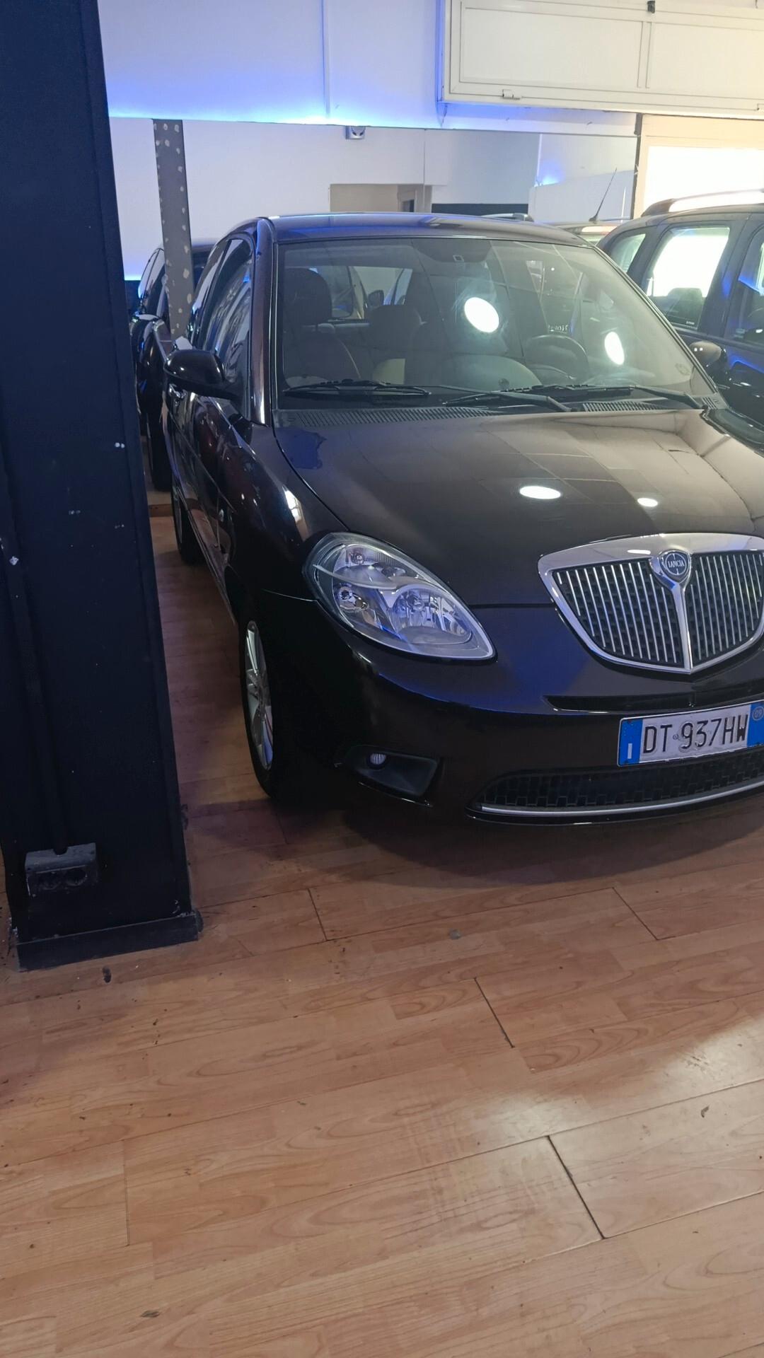 Lancia Ypsilon 1.3 MJT 75 CV Platino
