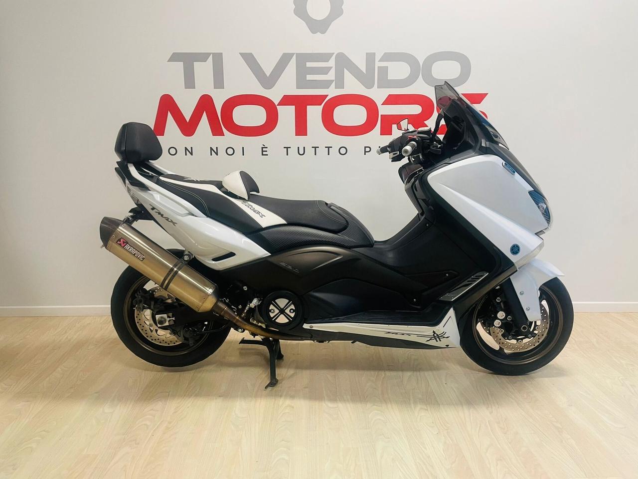 YAMAHA TMAX 530 Black and White