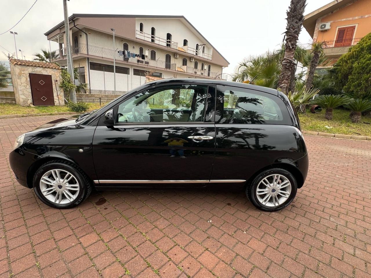 Lancia Ypsilon 1.3 MJT 75 CV Platino
