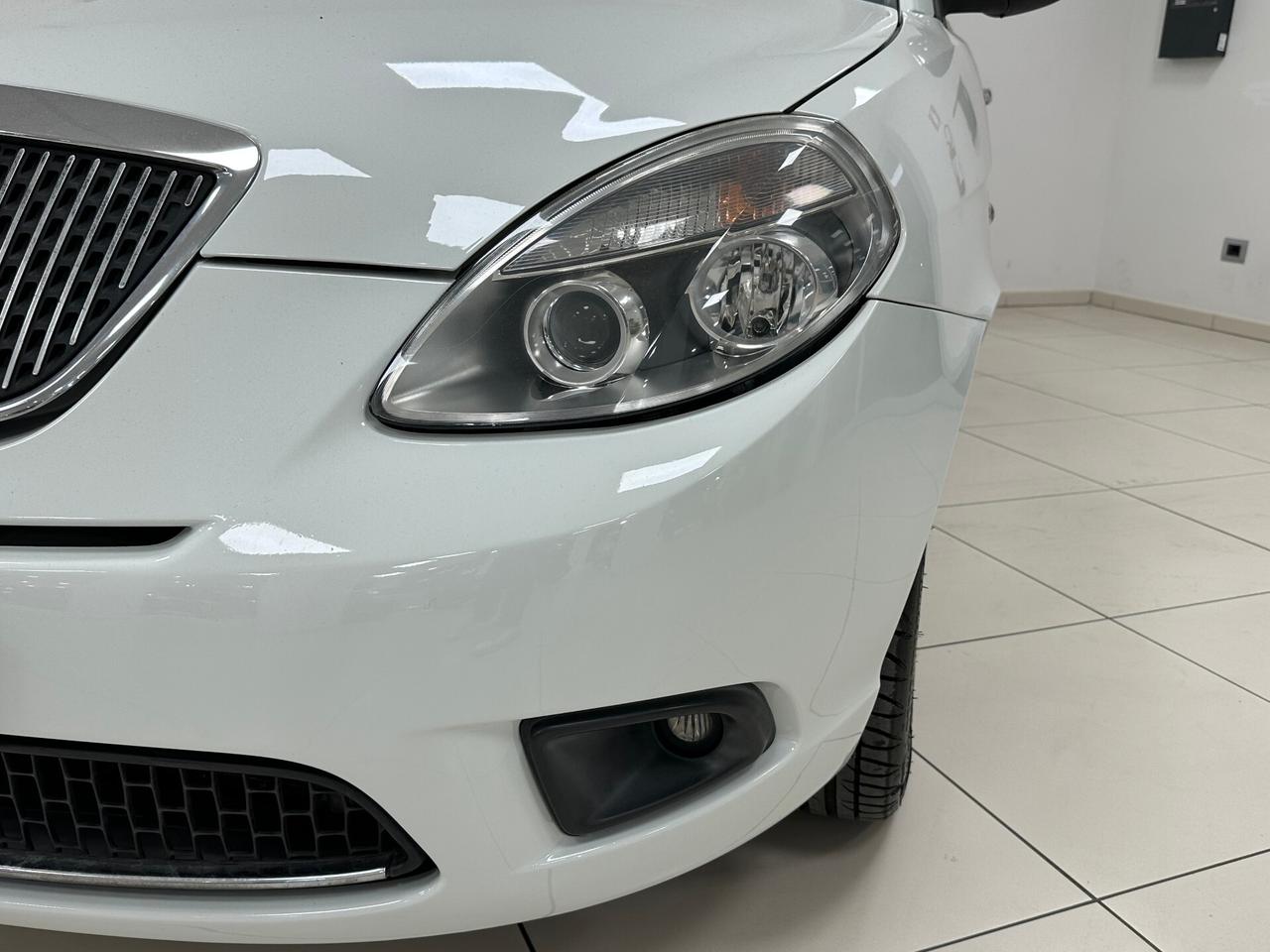 Lancia Ypsilon 1.2 69 CV Unyca - 2011