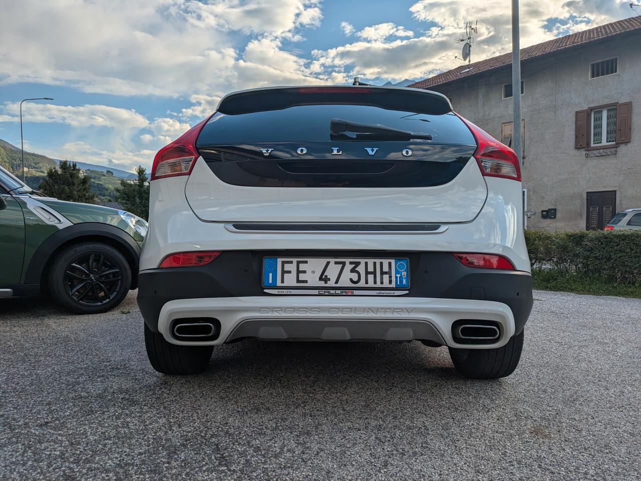 VOLVO V40 CROSS COUNTRY D2 MOMENTUM