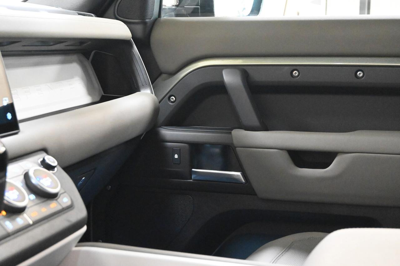 LAND ROVER Defender (2019) Defender 110 3.0D I6...