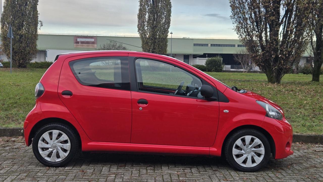 Toyota Aygo 1.0 VVT-i 69 CV 5 porte x-cite