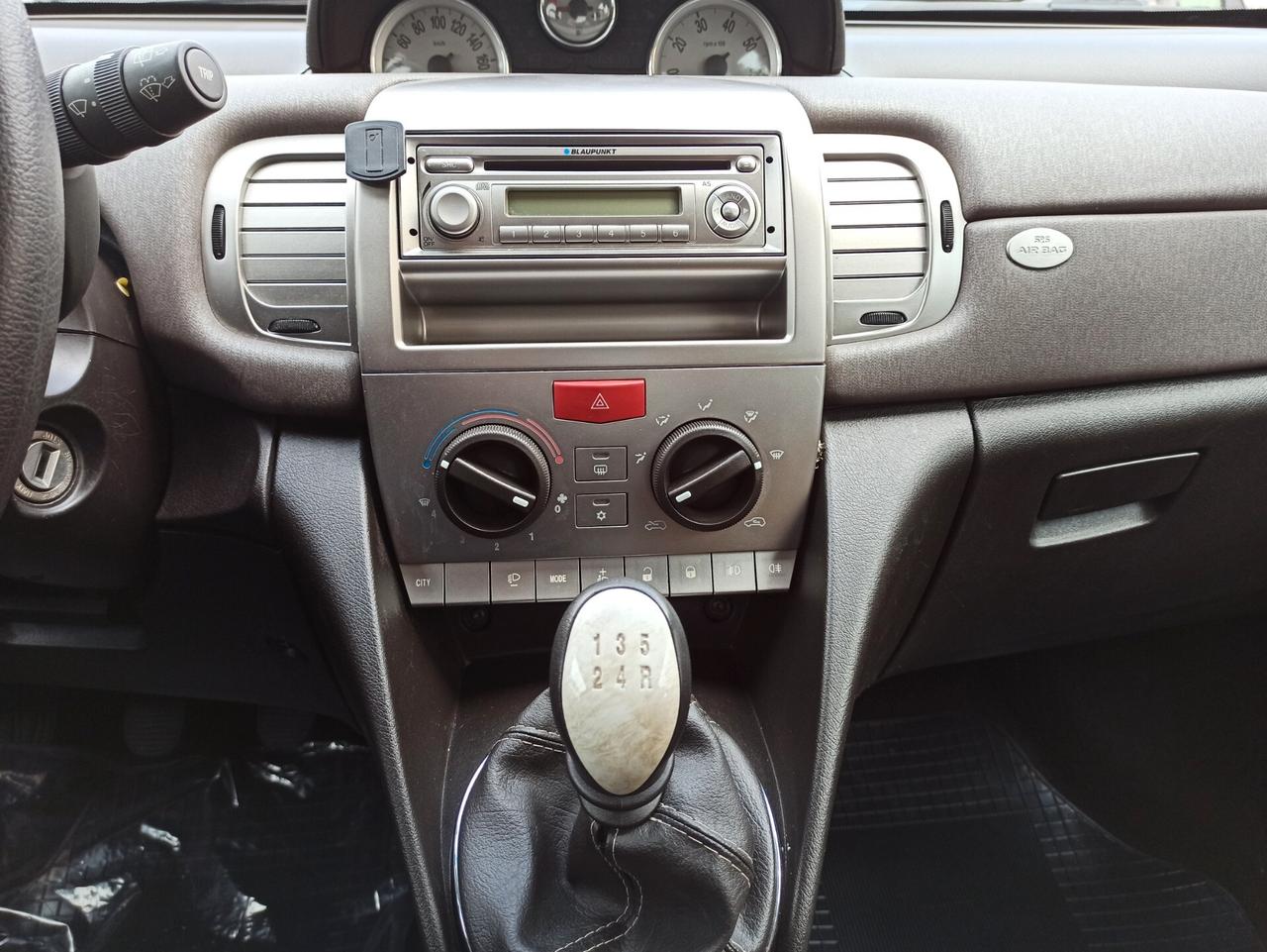 Lancia Ypsilon 1.2 8v Oro