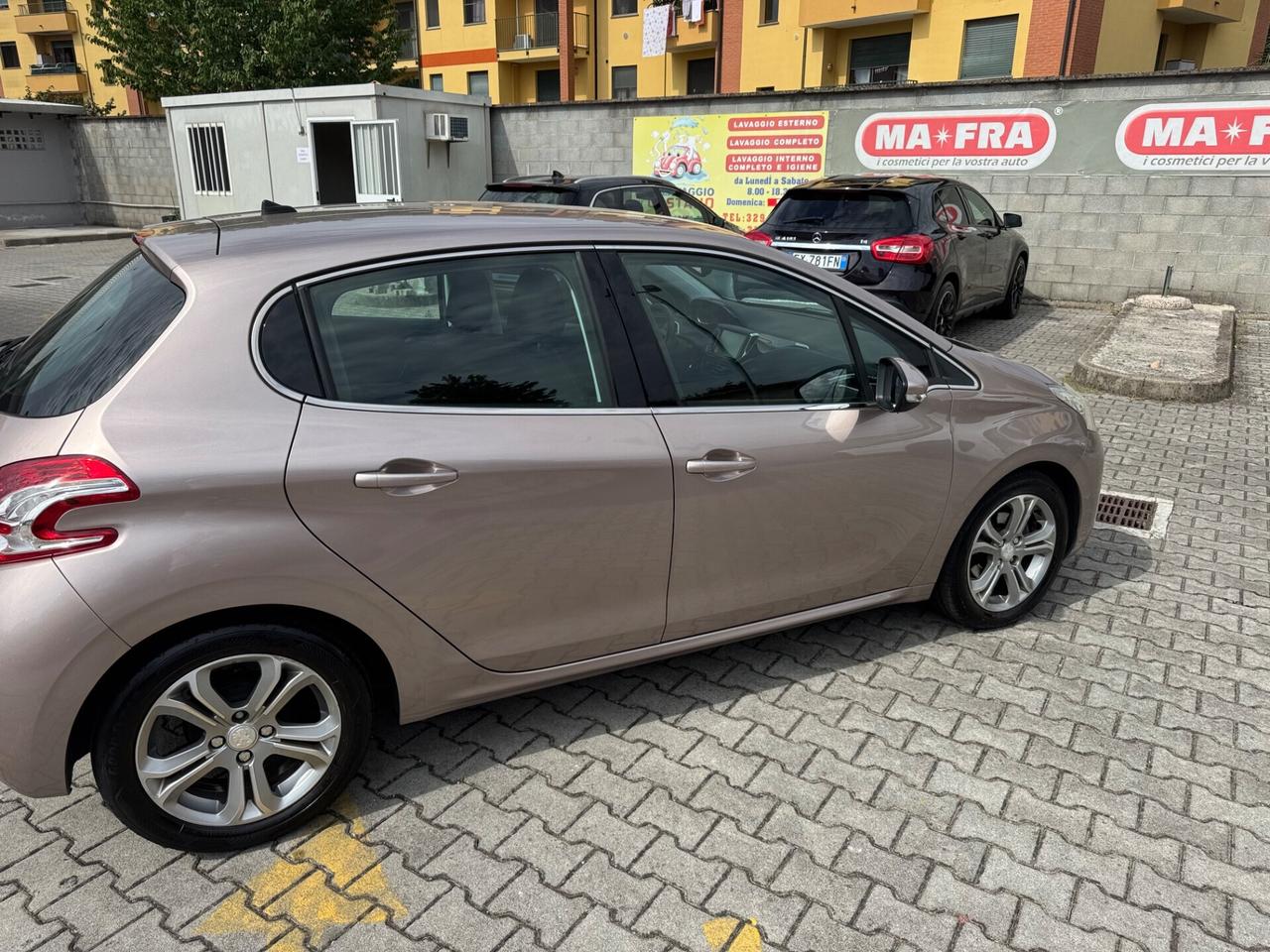 Peugeot 208 1.4 e-HDi 92 CV 5 porte neopatentati