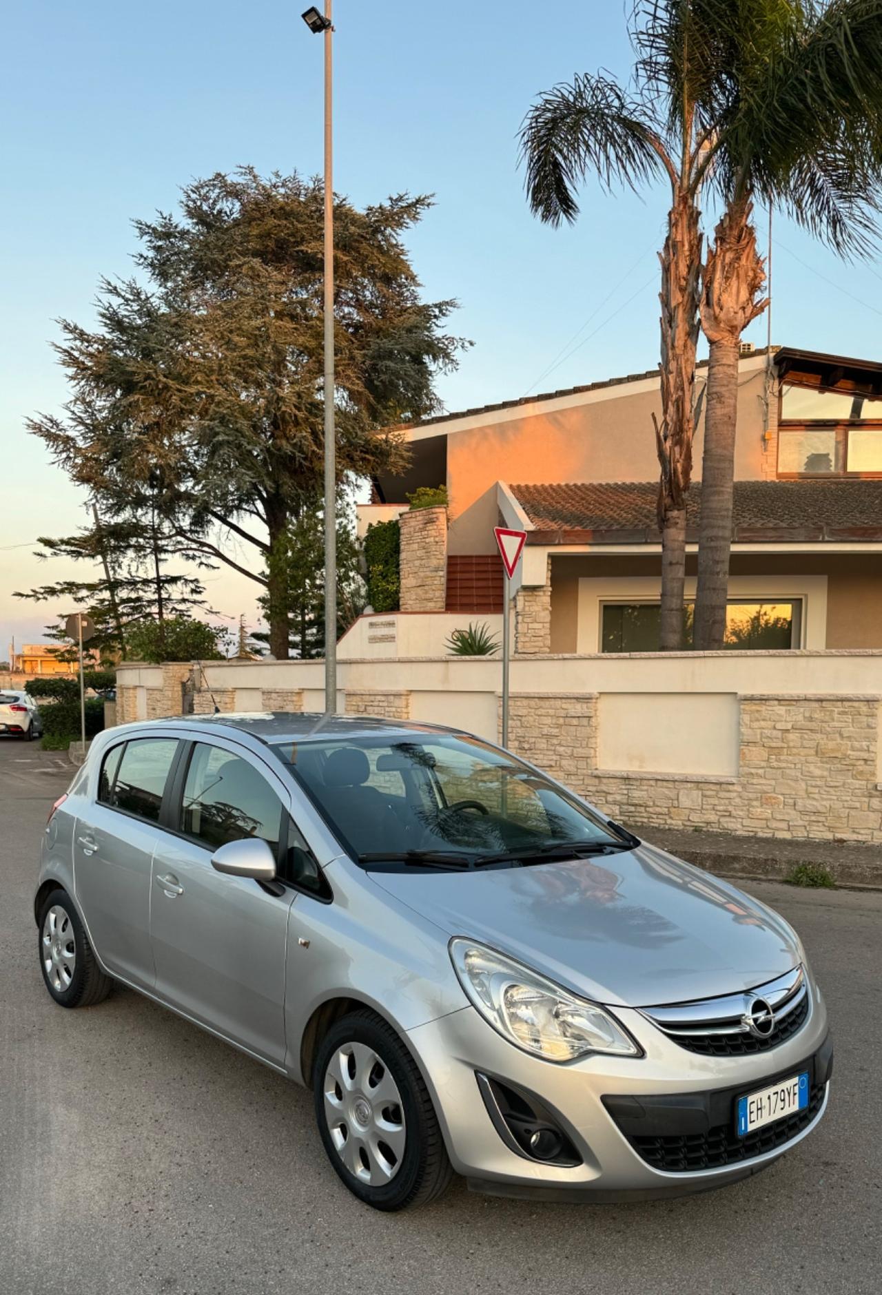 OPEL CORSA 1.2 BENZINA COSMO 2011