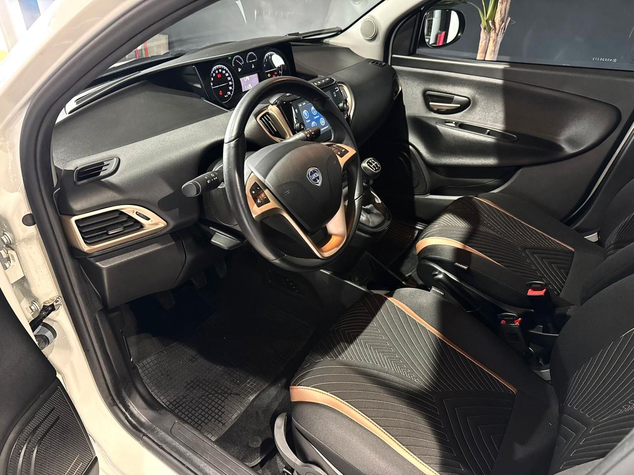 Lancia Ypsilon 1.2 69 CV 5 porte GPL Alberta Ferretti