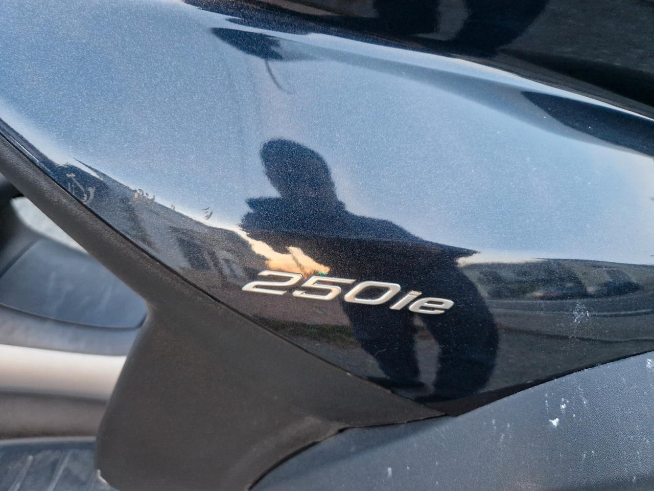 Piaggio MP3 due ruote anteriori, bauletto parabrezza