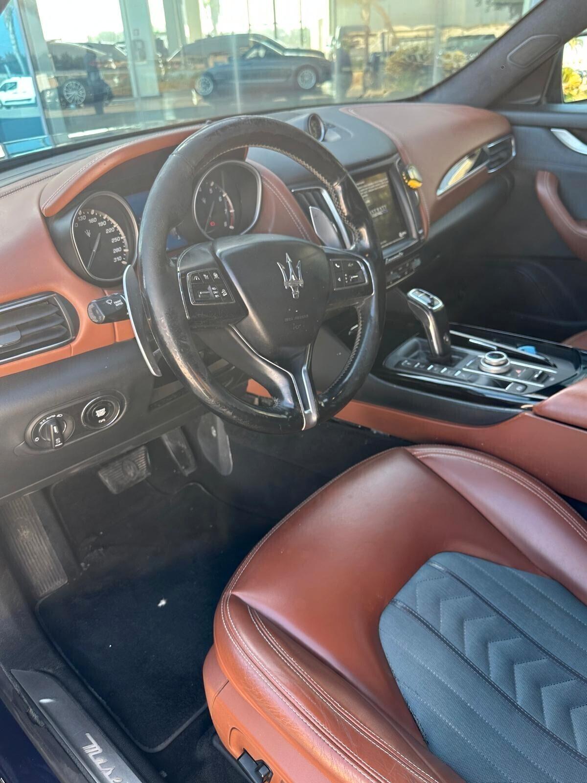 Maserati Levante Granlusso 350cv offerta T-Stock prezzo imperdibile