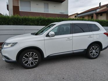 Mitsubishi Outlander 2.2 DI-D 4WD Instyle Plus SDA 7 posti tua a € 199 mese