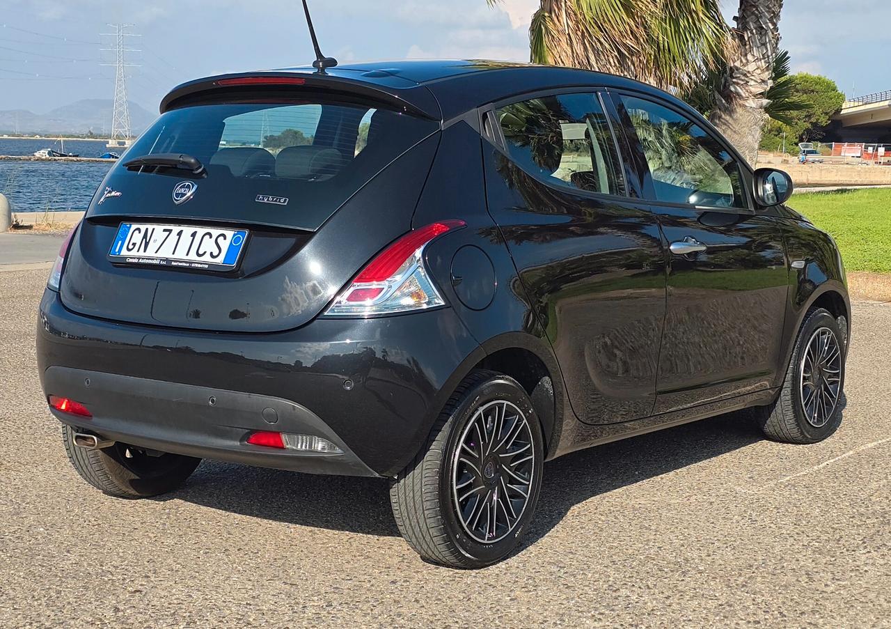 Lancia Ypsilon 1.0 FireFly 5 porte S&S Hybrid Alberta Ferretti