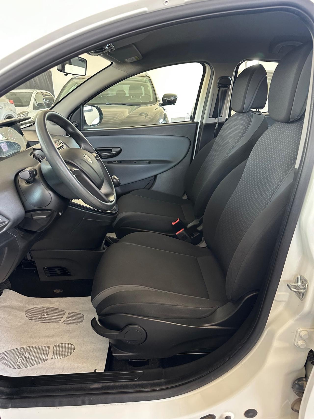 Lancia Ypsilon 1.2 69 CV 5 porte Silver