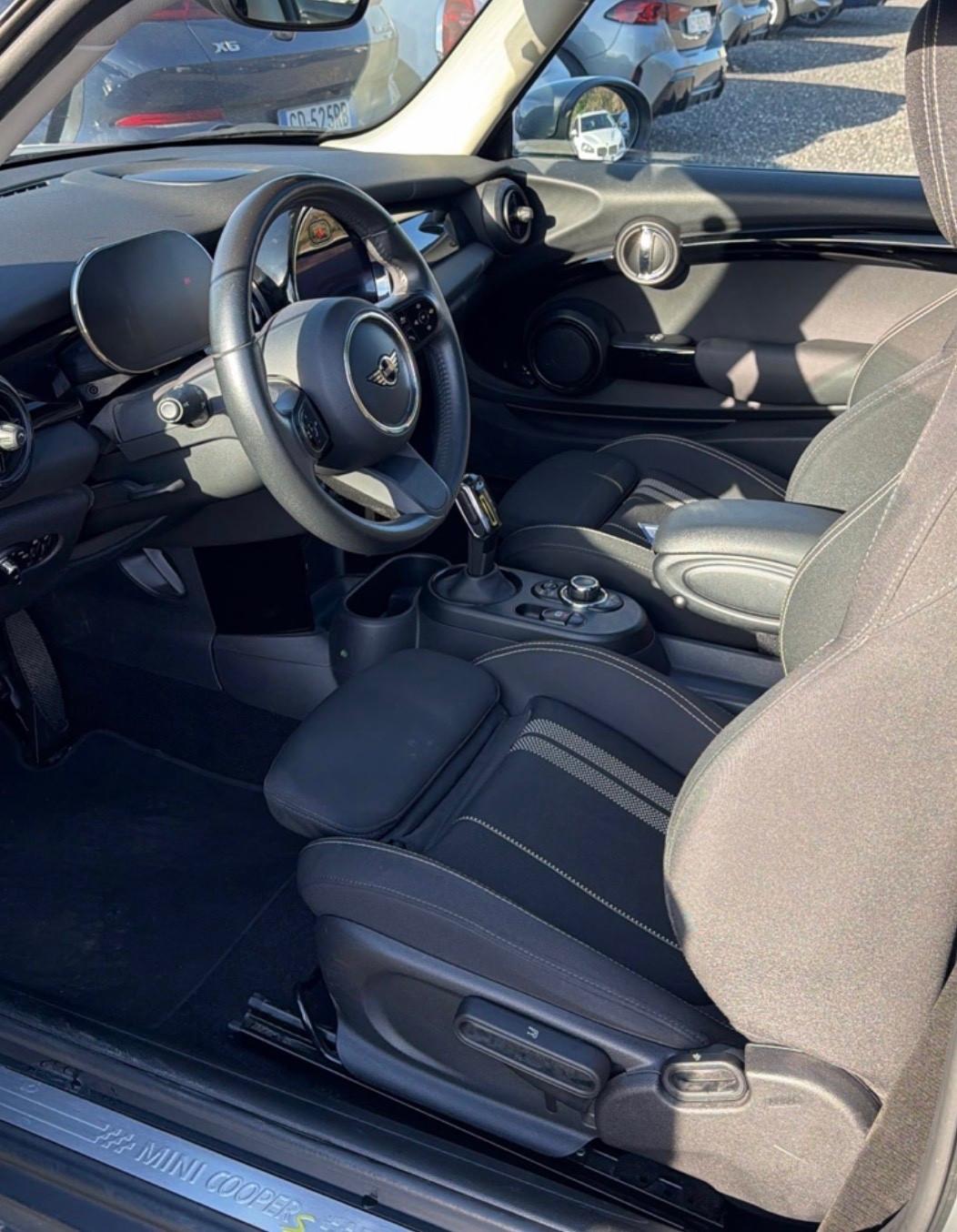 MINI COOPER SE GUARDA LE FOTO