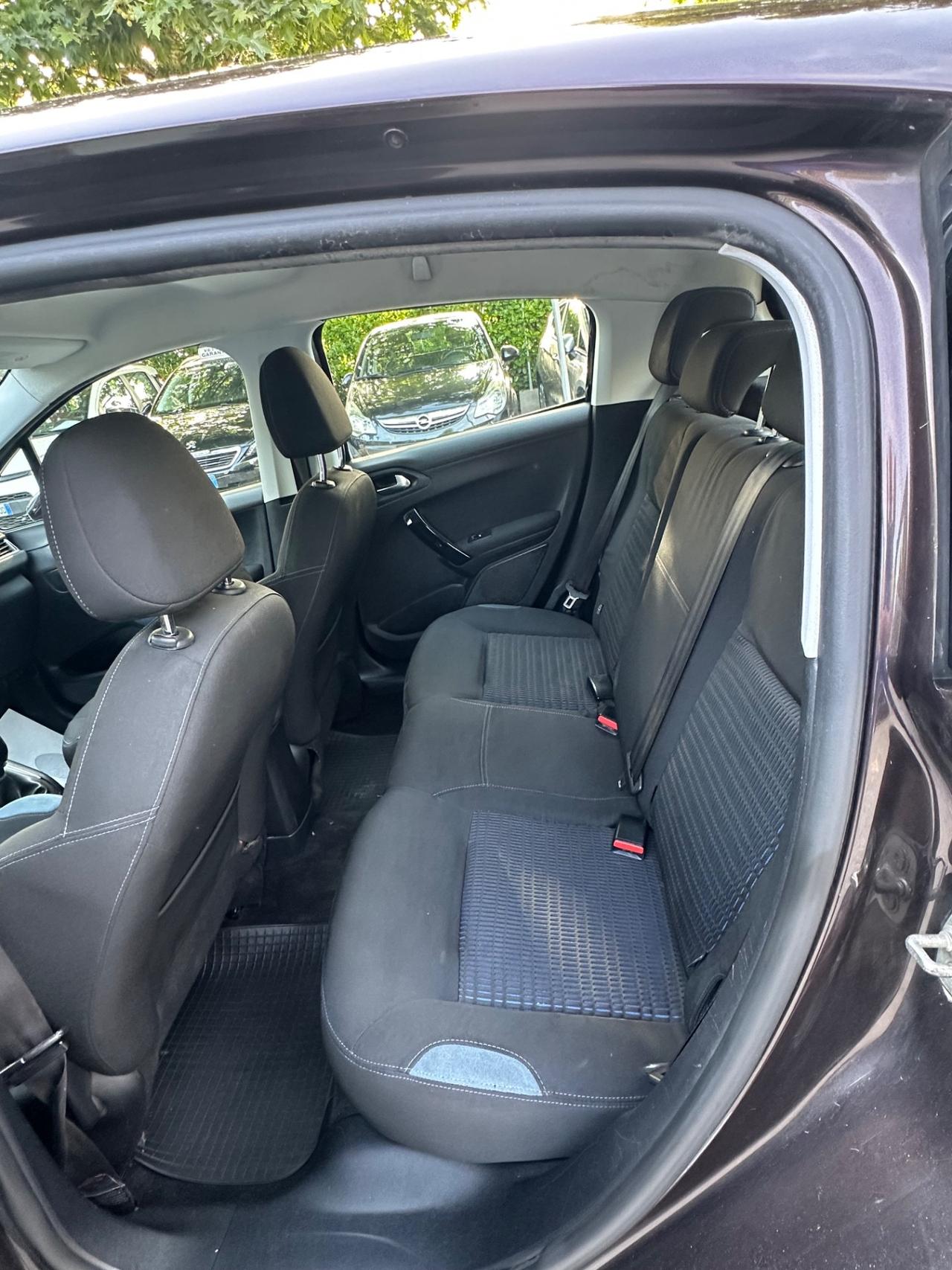 Peugeot 208 1.4 HDi 68 CV 5 porte Allure