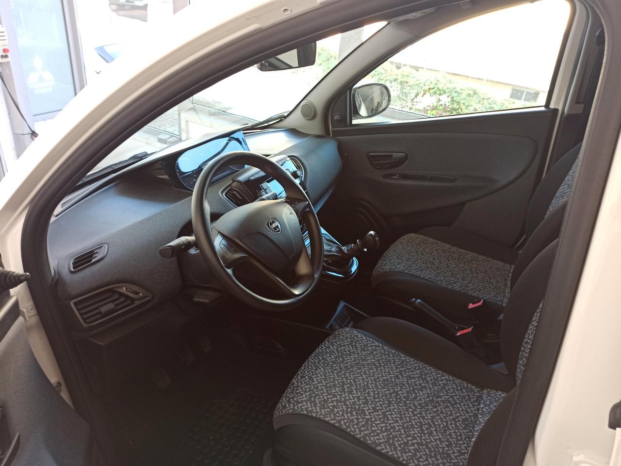 Lancia Ypsilon 1.0 FireFly 5 porte S&S Hybrid Ecochic Silver