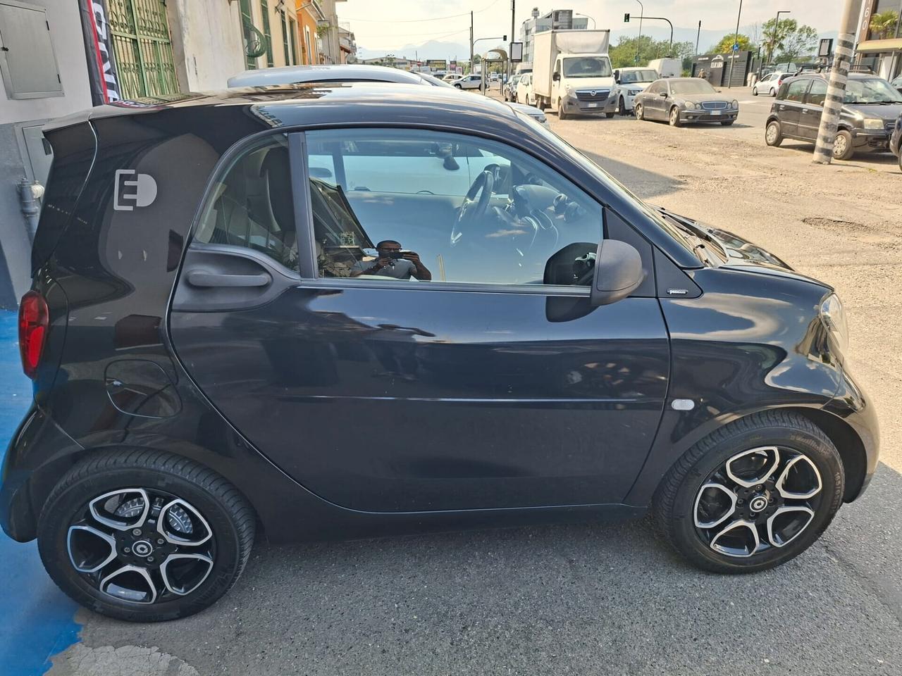 Smart ForTwo electric drive, allestimento Passion. Tetto panoramico con tendina, cerchi diamantati, schermo touch screen e molto altro