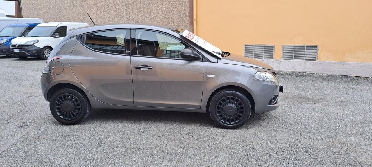 Lancia Ypsilon 1.0 FireFly 5 porte S&S Hybrid Ecochic Silver KM. 18000 AUTO PER NEOPATENTATI