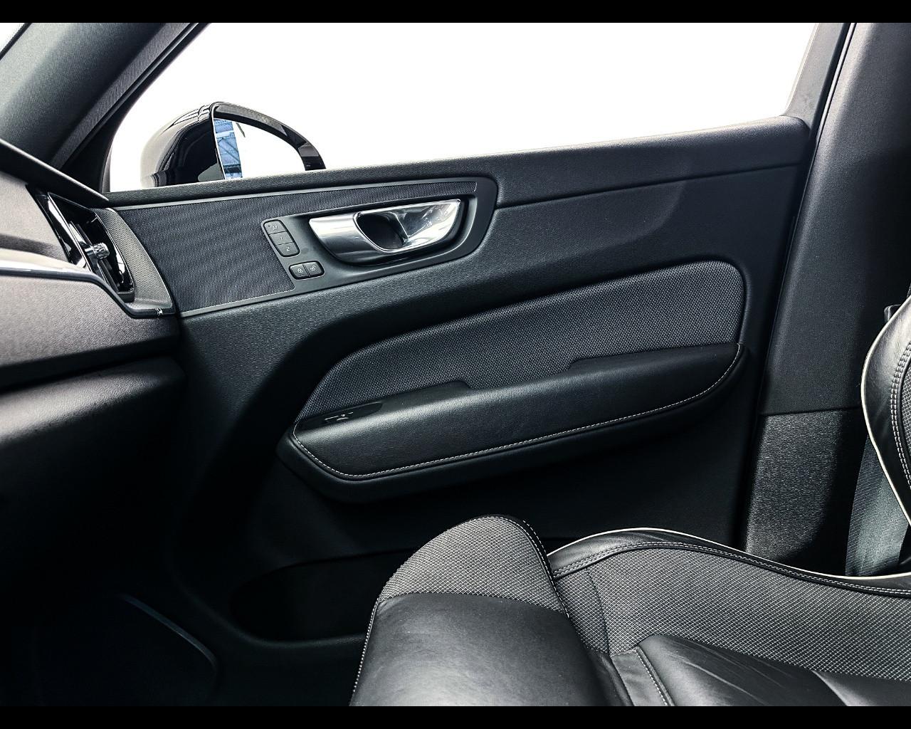 VOLVO XC60 B4 (d) AWD automatico Plus Dark