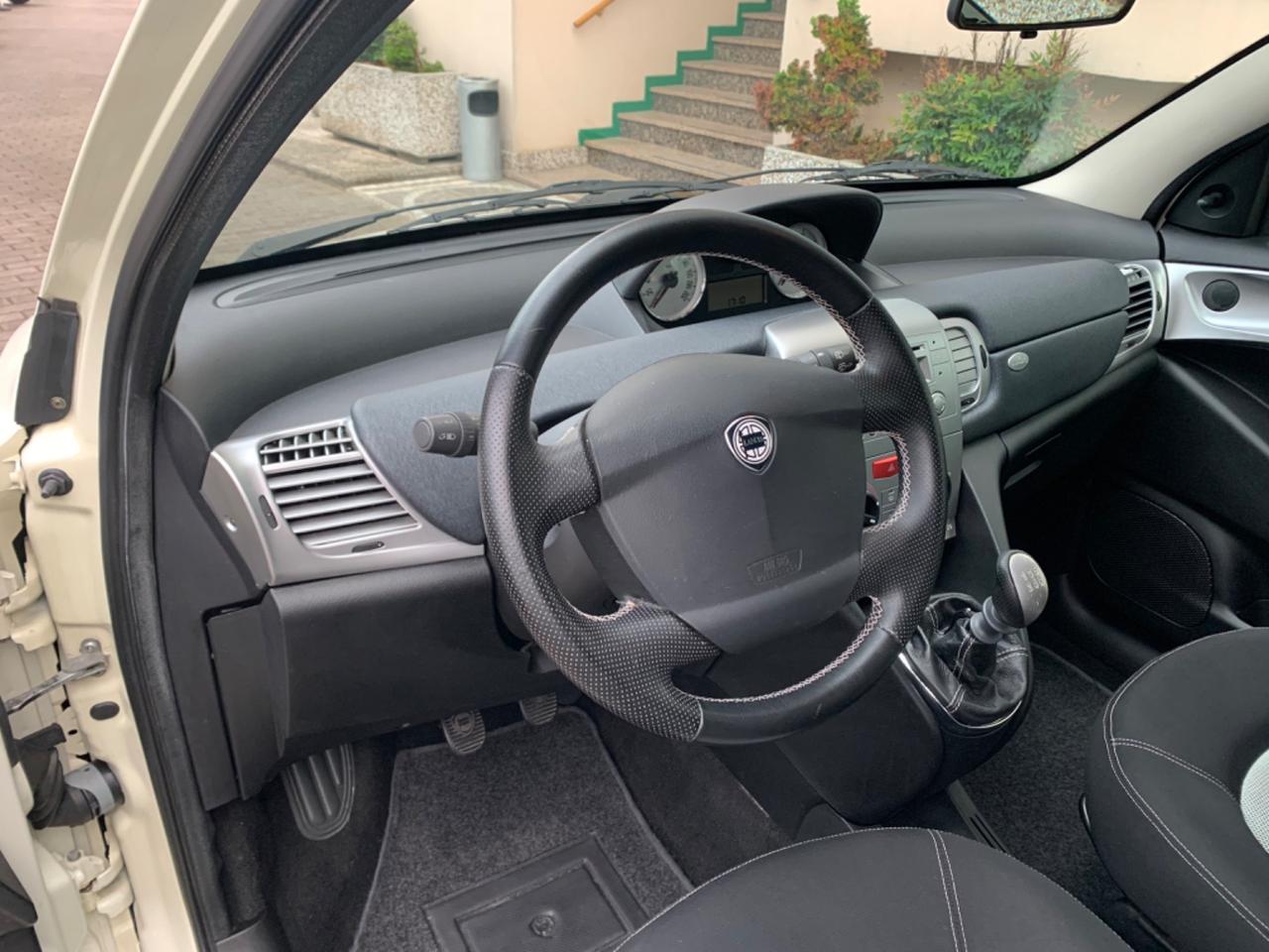 Lancia Ypsilon 1.2 Momo Design