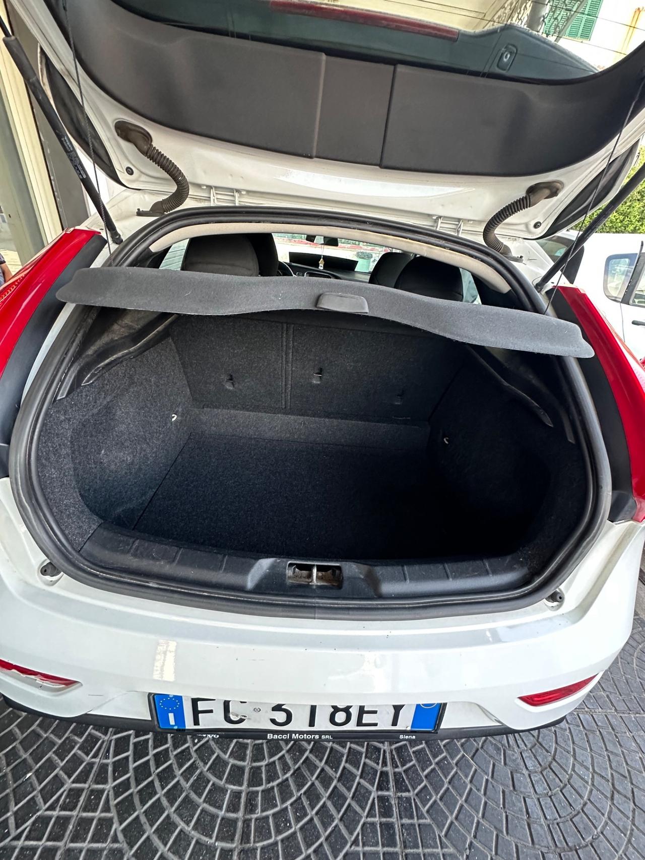 Volvo V40 D2 R-design Momentum