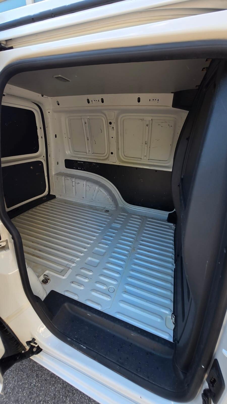 Volkswagen Caddy 2.0 TDI 102 CV Highline 2Posti