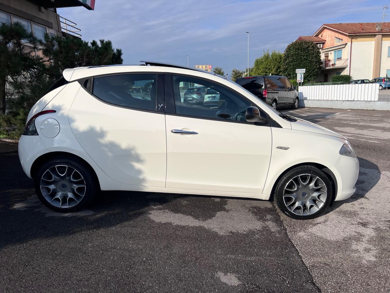 Lancia Ypsilon 1.2 69 CV 5 porte S&S Platinum Plus * Neopatentati