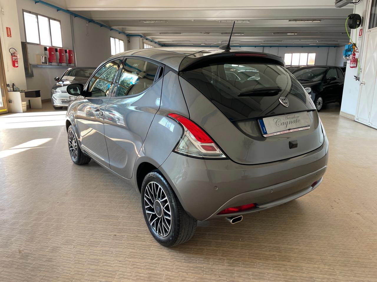 Lancia Ypsilon 1.0 FireFly 5 porte Hybrid Platino