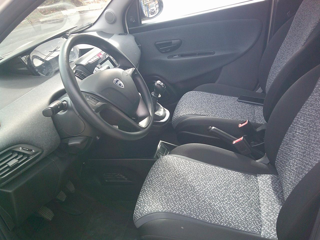 Lancia Ypsilon 1.0 FireFly 5 porte S&S Hybrid Ecochic Silver