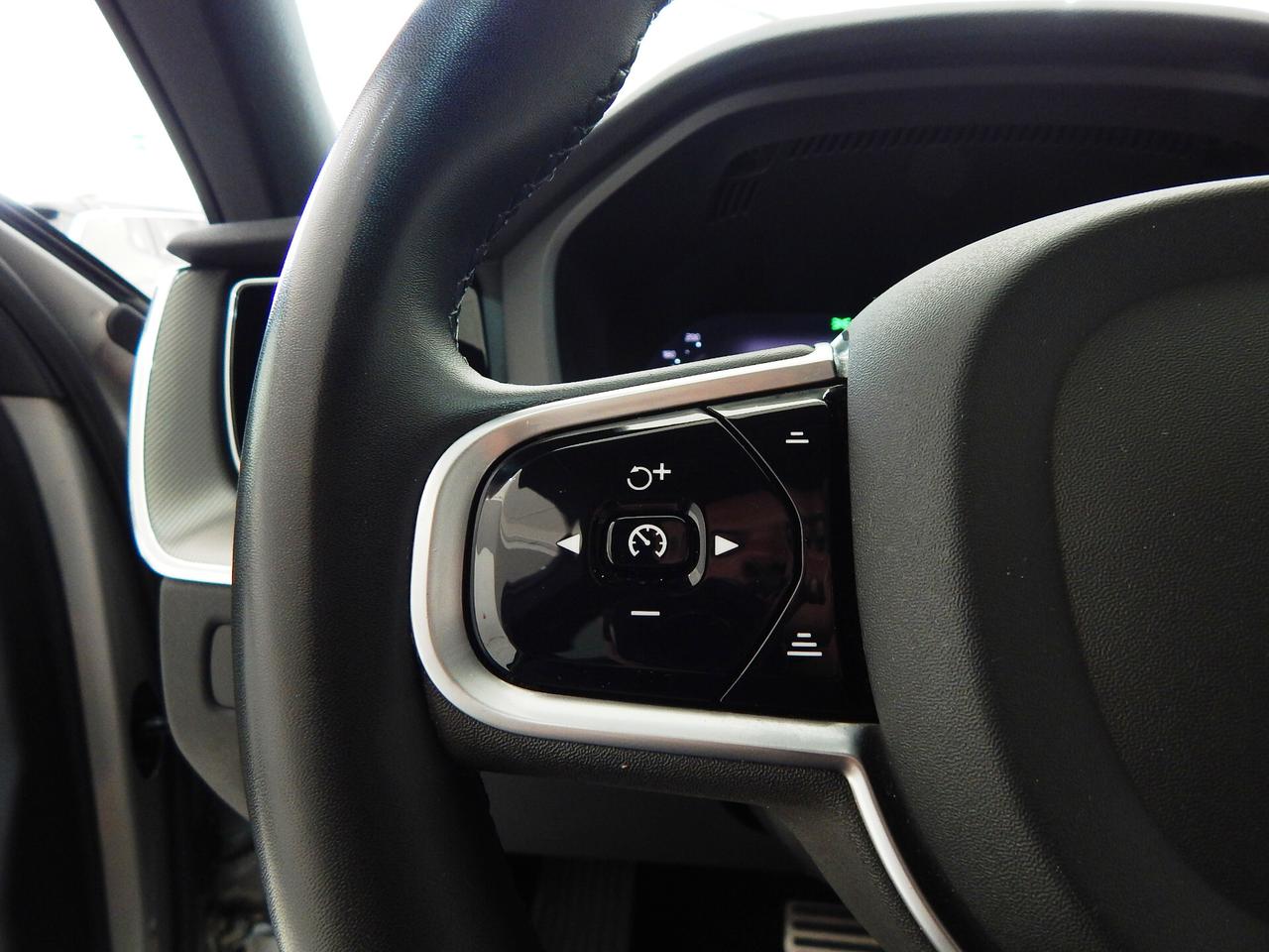Volvo XC60 2.0 b4 R-Design AWD Aut. TETTO-NAVI-PELLE-PARK-LED