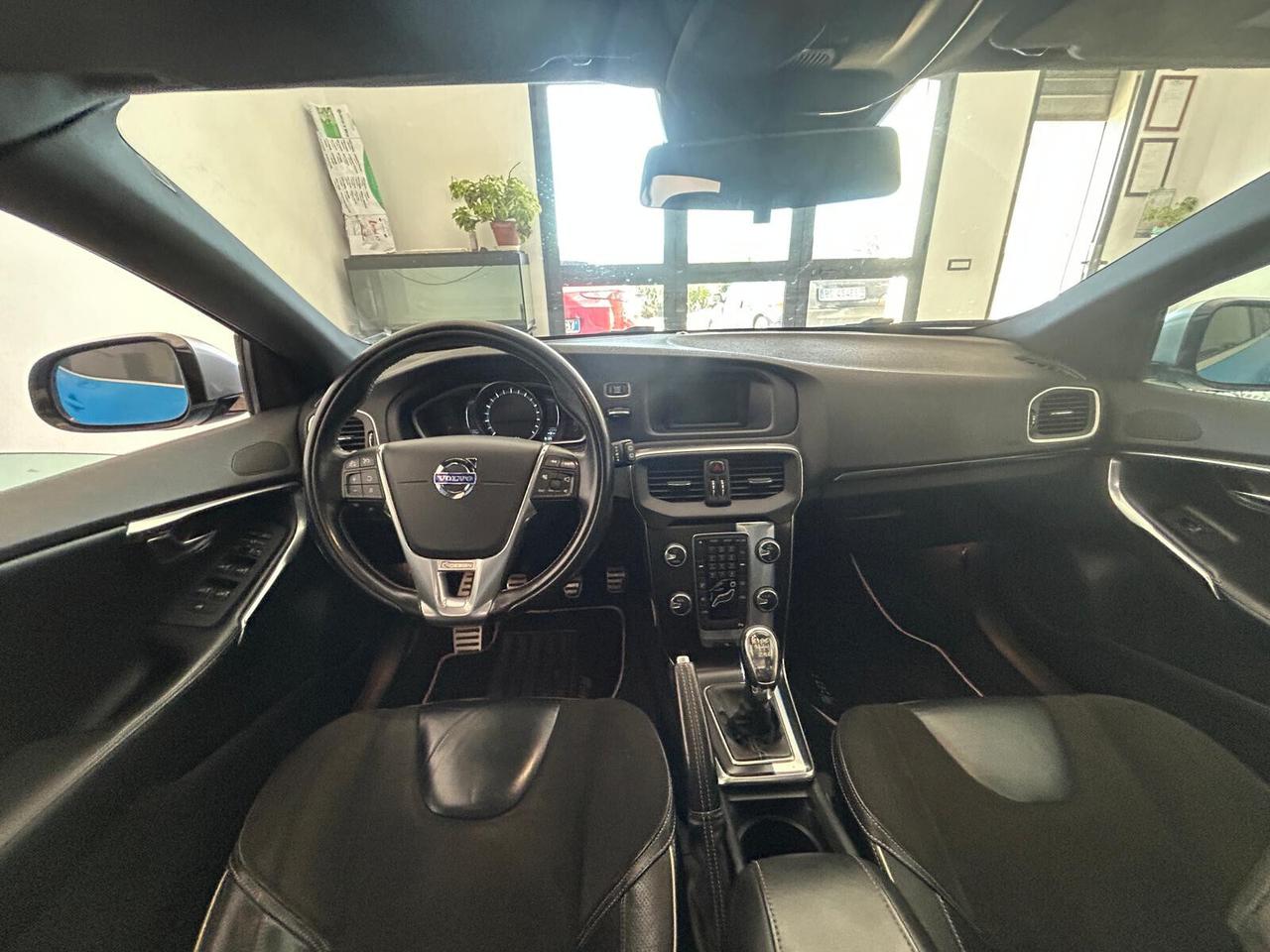 Volvo V40 T3 R-design