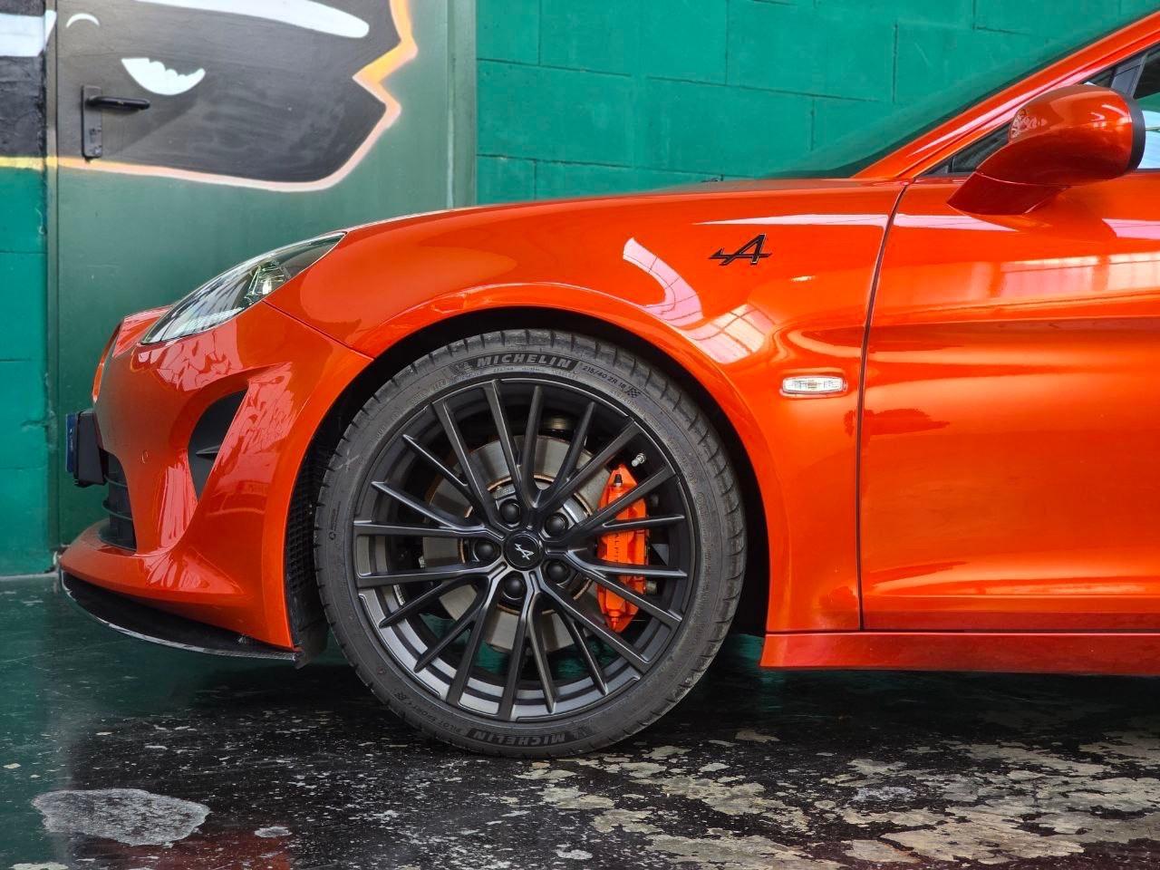Alpine A110 S Orange, Carbonio